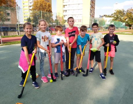 První trénink všesportovní přípravy se zaměřením na pozemní hokej na ZŠ Bezručova