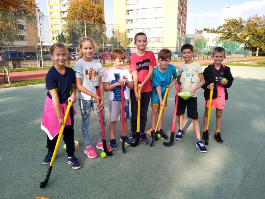 První trénink všesportovní přípravy se zaměřením na pozemní hokej na ZŠ Bezručova