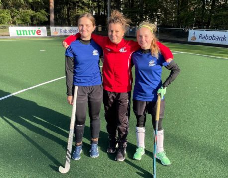 Starší žákyně v reprezentačním dresu výběru U16, získávaly další hokejové dovednosti v holandském AMHC Apeldoorn.