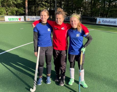 Starší žákyně v reprezentačním dresu výběru U16, získávaly další hokejové dovednosti v holandském AMHC Apeldoorn.