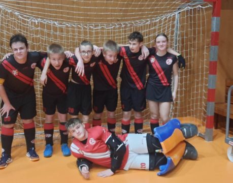 U15 žáci – „A“ postupuje do finálové skupiny bez porážky a zahraje si o medaile. „B“ v nadstavbě o konečné umístění