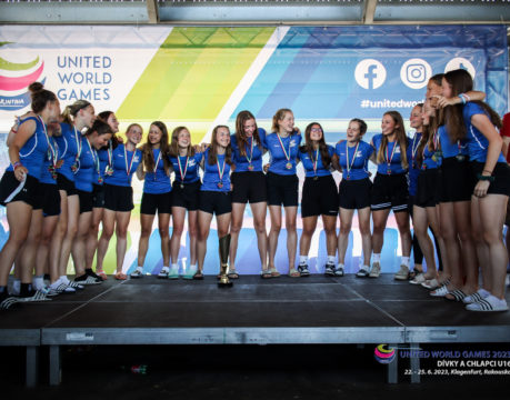 Naše děvčata v reprezentačním dresu vybojovala zlaté medaile a v Klagenfurtu zvedla nad hlavu vítězný pohár