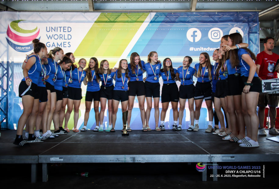 Naše děvčata v reprezentačním dresu vybojovala zlaté medaile a v Klagenfurtu zvedla nad hlavu vítězný pohár