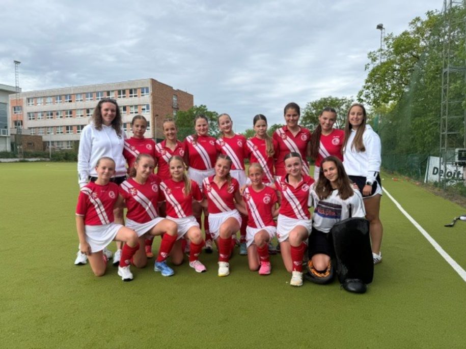 Starší žákyně Slavie Hradec Králové vybojovaly čtvrté místo